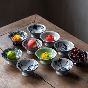 Plateau à fruits sur pieds en porcelaine bleue et blanche, style rétro, pour servir des desserts lors de fêtes ou dans le salon. - Product Image 1