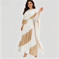 Ensemble deux pièces plissé Miyake, design boutique, blocs de couleur, manches cape asymétriques, travail artisanal, tendance 2026, directement de l'usine