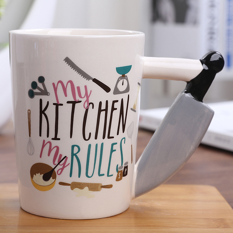 Taza de cerámica con mango de cuchillo de fruta de dibujos animados
