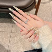 Faux ongles à presser pour femmes, couleur nude, forme cercueil, avec broche œil de chat or champagne et gemme taille émeraude, pour un style luxe 'Old Money'