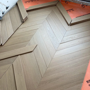 Parquet en bois massif chêne chevron certifié CE, qualité AB, durable, brossé, multicouche 15 mm pour immeuble de bureaux - Product Image 1