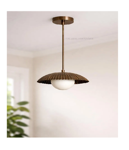 Luminaire suspendu contemporain de style Mid-Century Modern en laiton avec abat-jour en verre givré, globe vintage, luminaire suspendu au plafond - Product Image 1