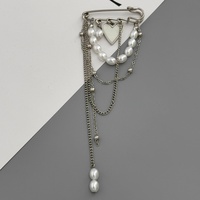 Élégante broche à pampilles longues superposées avec imitation perle et pendentif cœur pour femme, bijou tendance pour la décoration de costume, cadeau idéal
