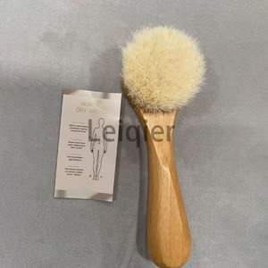 Mini cepillo seco extra suave con logotipo personalizado para piel sensible, cepillo corporal para una exfoliación suave con cerdas de pelo de cabra natural. - Product Image 5