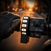 Contrôleur Bluetooth étanche IP65 pour moto avec rétroéclairage LED bleu, port USB-A de charge rapide 18W et commande 5 touches pour système audio moto
