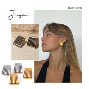 Boucles d'oreilles à clipser géométriques trapézoïdales à rayures en métal, acier inoxydable plaqué or 18 carats, pour usage quotidien - Product Image 2