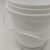 Usine de vente en gros seau de peinture blanc étanche 3L seau cylindrique en plastique avec couvercle avec poignée ajustement ombre à main pour l'émulsion disparaître