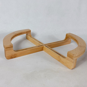 Ensaladera de vidrio con base de bambú y juego de cubiertos, diseño minimalista para servir comida en fiestas. - Product Image 3