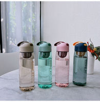 Bouteille d'eau portable en plastique sans BPA de 550 ml avec infuseur à fruits et poignée en corde, marque privée, vente chaude