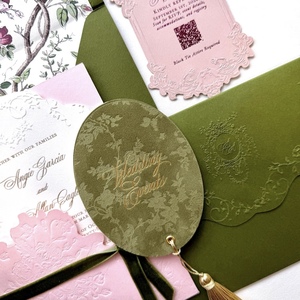 Suite de cartes d'invitation de mariage personnalisées avec enveloppe verte gaufrée et carte à pompon, impression numérique sur papier kraft - Product Image 1