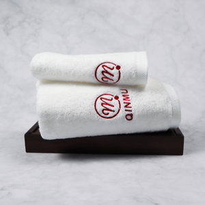 Toallas de Hotel de Lujo Qinmu, Alta Calidad, 5 Estrellas, 100% Algodón Blanco, Bordadas, Color Sólido, Antimicrobianas, Logotipo Personalizado - Product Image 3