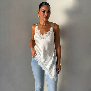 Camisole en dentelle noire en satin à col en V et ourlet irrégulier, style streetwear, pour femme, été 2026 - Product Image 4