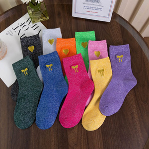 Chaussettes pour femmes brillantes et scintillantes avec broderie de cœur doré, chaussettes mi-hautes douces et décontractées pour filles, chaussettes de mode pour tous les jours - Product Image 5