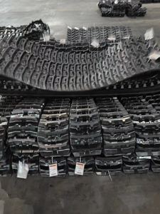 Fabricant 750X150X66 700X100X98 <span class=keywords><strong>800X150X68</strong></span> 600X100X84 500X100X80 500X92WX88 450X90LX60 Chenille en caoutchouc pour finisseur de chaussée et excavatrices - Product Image 2