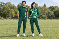 Ensemble personnalisé pour le personnel de football avec polo, veste zippée intégrale et pantalon d'entraînement, graphiques d'équipe et noms individuels pour les commandes de clubs
