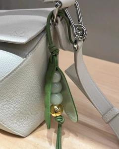 2025 yeni moda ve yaratıcı yeni çin tarzı bezelye Pod el yapımı deri Pod araba çantası kolye deri - Product Image 4