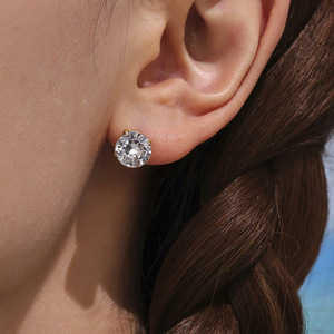 Petites boucles d'oreilles à clous, zircone cubique taillée avec précision, boucles d'oreilles hypoallergéniques en acier inoxydable pour plusieurs piercings - Product Image 5