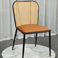 Chaise de salle à manger rembourrée personnalisable avec dossier en cannage et cadre noir, assise caramel, moderne, pour café, restaurant, hôtel, maison, bureau, salle de sport