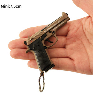 7.5 cm Kích thước nhỏ Beretta 92F kim loại súng Keychain đồ chơi Keychain quyến rũ súng mô hình kim loại tháo gỡ - Product Image 3