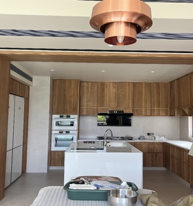 סט ארונות פינת אוכל מודרני בעיצוב אישי חדש מבית ARTO, הכולל ארונות מטבח מעץ אלון אמריקאי ואי. - Product Image 1