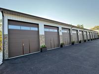 Porte de garage extérieure moderne en acier avec fonction antivol, surface finie, porte piétonne et insert de fenêtre