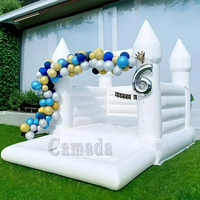 Château gonflable commercial blanc pour mariages et événements, idéal pour la location de matériel de fête