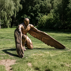 Statue de jardin extérieure en bronze coulé, grand ange garde masculin aux ailes tombantes et aux plumes détaillées, en position agenouillée - Product Image 1