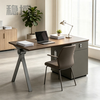 Bureau de travail moderne et simple pour employés, avec écran, casier et cloison, poste informatique pour employés