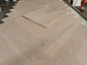 พื้นไม้เอ็นจิเนียร์ขายดีปี 2025 สีอ่อนขัดเงา ลายก้างปลา ไม้โอ๊คเคลือบเงา คุณภาพ<span class=keywords><strong>สูง</strong></span> - Product Image 5