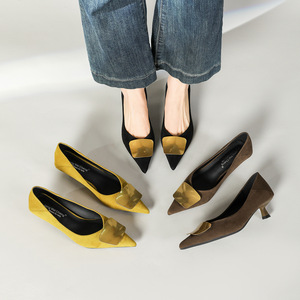 Escarpins à bout pointu pour femme, talon chaton, en velours, avec boucle carrée en métal doré, à enfiler, pour le bureau, les tenues habillées, les affaires, les soirées, talons hauts - Product Image 2