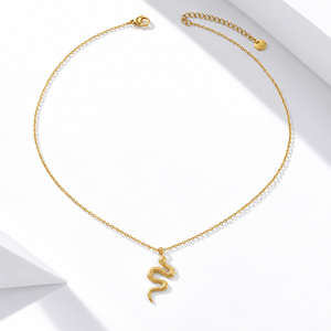 Collier pendentif serpent en acier inoxydable plaqué or 14 carats sous vide, bijou texturé en forme de serpent - Product Image 1