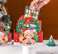Panier-cadeau de Noël avec poignée couronne, nœud rouge, clochette dorée, ours en peluche, écharpe, design globe à neige, motif neige rouge pour collations