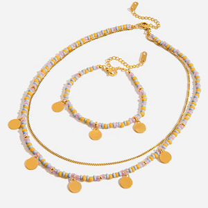 Collier superposé avec perles colorées et breloques rondes dorées pour femme, ensemble de bijoux tendance, design multi-niveaux - Product Image 1