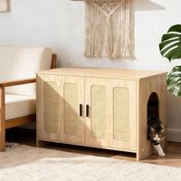 Meuble litière pour chat en bois clair avec panneaux en rotin tressé, entrée latérale cintrée, étagère réglable, compartiment litière dissimulé, multi-usages, pour humains et animaux