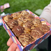 Emballage personnalisé plié Bonbons recyclés Boîte à gâteau en papier à emporter avec couvercle transparent