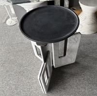 Table basse en marbre blanc sur mesure avec plateau tournant, base en dalle de pierre veinée grise, mobilier de salon moderne et luxueux