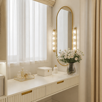 Système de dressing modulable verrouillable sur mesure, armoire en MDF à lattes couleur crème, poignée dorée, étagère LED, îlot de rangement, mobilier de dressing