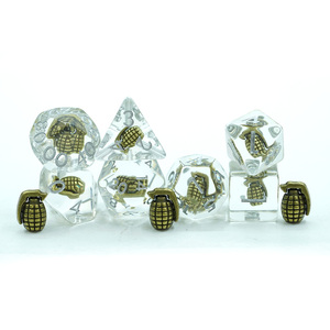 Juego de dados DND de 7 piezas personalizado, juego de dados D & D de material de resina con forma de arma de <span class=keywords><strong>granada</strong></span> de mano poliédrica - Product Image 1