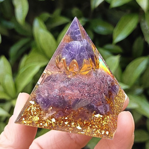 Pyramide en cristal d'améthyste avec lotus flottant en résine époxy, décoration artisanale pour la maison, ornement de bureau - Product Image 4