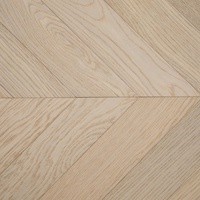 Plancher en bois d'ingénierie moderne en chêne blanc Chevron, noyau en bouleau à 3 couches, système de clic, surface solide pour utilisation en entrepôt