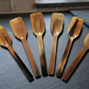 Cuillère en corne de buffle naturelle, artisanale, écologique, durable, cadeau d'affaires, couverts de service, manche long en bois traditionnel - Product Image 4