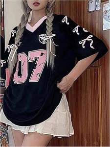 Y2K Siyah Pembe Unisex Büyük Boy Yaz Futbol Forması Numarası 07 V Yaka Kısa Kollu Günlük Sokak Giyimi Spor Tişörtü - Product Image 5