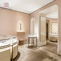 Vitrine de luxe pour bijoux avec éclairage LED, cadre doré sur mesure, verre trempé, qualité commerciale pour la vente au détail haut de gamme