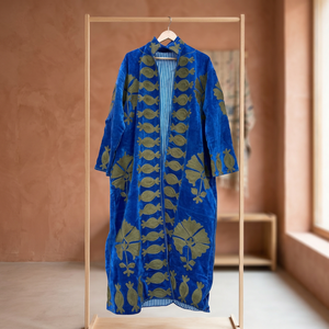 Manteau long en velours bleu roi fait main sur mesure avec broderie appliquée motif grenade vert olive, style vintage, vente en gros - Product Image 1