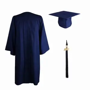 Negro adulto ceremonia universitaria clásico graduación sombrero y bata uniforme escolar