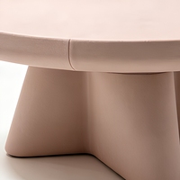 Table basse ronde Ellok, base en forme d'étoile rose clair, table basse à moyenne hauteur, avec finition en daim mat pour salon