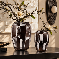 Vase de table en verre moderne aux tons sombres avec motif abstrait pour la décoration du salon et de la console