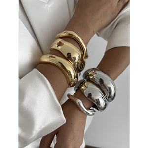 2024 gelang wajah lebar tidak beraturan emas klasik gelang bertekstur melengkung perak untuk wanita hadiah perhiasan pesta musim panas Prom - Product Image 1