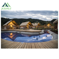 Tente de glamping de luxe africaine personnalisée à deux étages avec chambre et salon