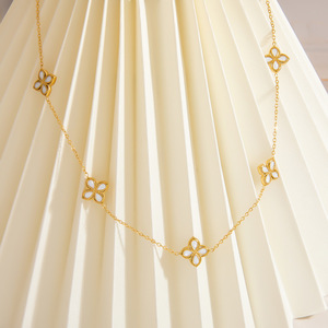 สร้อยคอแฟชั่นรูปใบโคลเวอร์สี่แฉกประดับมุกขาวเคลือบทอง 18K สร้อยคอคล้องไหปลาร้า ของขวัญเครื่องประดับ - Product Image 3